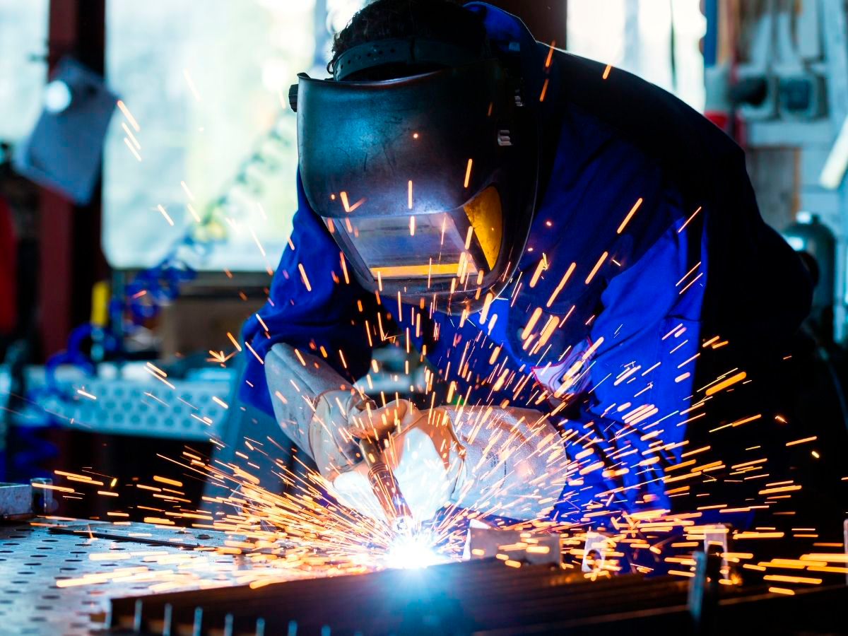 Foto ilustrativa de desmontagem de equipamentos de refrigeração industrial